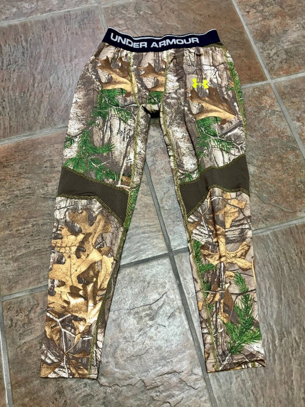 ~~Under Armour Leggings Youth YGL ColdGear Mossy Oak Camo Scent Control EUC!!..E